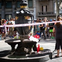 Barcelona, poklon žrtvam terorističnega napada,cvetje,