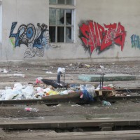 Tudi v zapuščenem objektu sredi mesta med kupom smeti ležijo igle