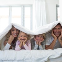 Družina, otroci, postelja, rjuha