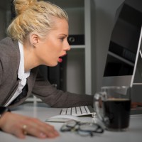 ženska pred računalnikom
