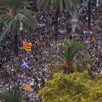 množica pred parlamentom v barceloni
