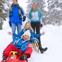 družina na snegu