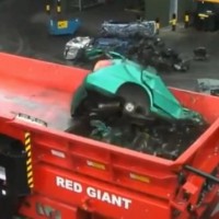 Rdeči velikan požira avtomobile