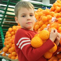 otrok s pomarančami
