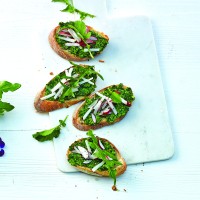 201706_crostini_mit_erbsen_loewenzahn_purree