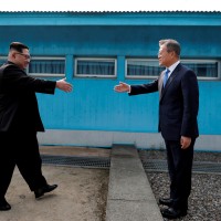 FOTO1 Kim Moon rokovanje