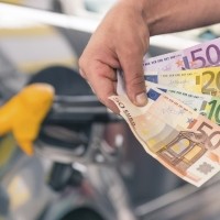 Cene bencina tako v Sloveniji kot na Hrvaškem so zasoljene