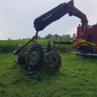 Traktor, rdeč traktor brez kabin in loka, 28. 5
