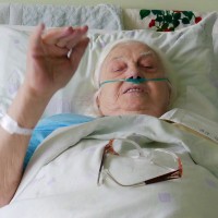 old-ill-woman-in-hospital-bed_bsxkyixuug_thumbnail-full05