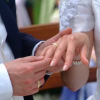 V nekaterih deželah dovoljujejo poroko z mladoletniki