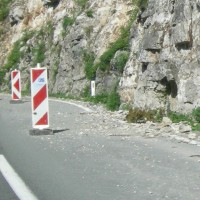 Skale in kamenje na cestišču so nekaj običajnega