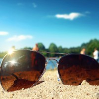 sončna očala na plaži