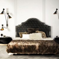 luč Bedroom _ Cozy Winter Bedroom With Black Wall Lamp