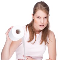ženska s toaletnim papirjem