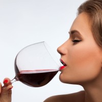 ženska pije vino