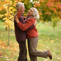 starejši par pleše, jesen