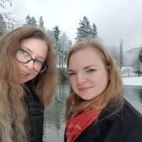 dekleti ob jezeru