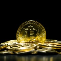 Bitcoin ostaja najbolj popularna kriptovaluta, trenutno pa je njegova cena zelo stabilna.