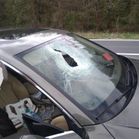prometna nesreča, vetrobransko steklo, kamenje