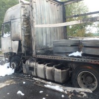 Pogorelo tovorno vozilo na hitri cesti Selo Ajdovščina