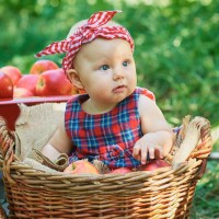 dojenček med jabolki
