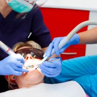 zobozdravnik zobar ustna votlina