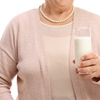 starejša gospa, mleko