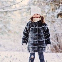 deklica v zimski jakni