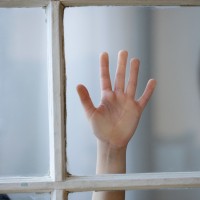 otrok, okno, roka