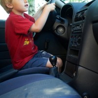 otrok za volanom, otrok vozi