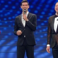 novak-djokovic-sul-palco-di-sanremo-tra-fiorello-e-amadeus_2396121