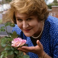 Patricia Routledge kot \'fina gospa\' Hyacinth Bucket
