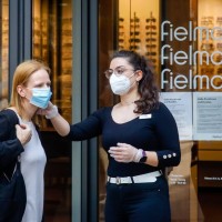 V trgovinah in javnem prevozu bo še naprej obvezno nošenje zaščitnih mask