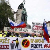 protest rumeni jopici presernov trg bobo4