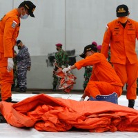 deli-pogrešanega-indonezijskega-letala-in-posmrtni-ostanki-žrtev