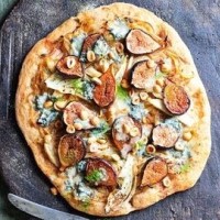 pizza s komarčkom figami in lešniki