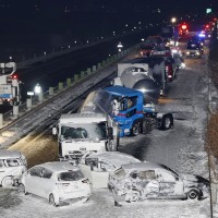 japonska avtocesta, snežni metež, verižno trčenje