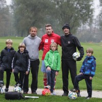 Nastja Čeh, Matej Mavrič Rožič in Albert Riera na igri footgolfa v družbi bodočih footgolfistov