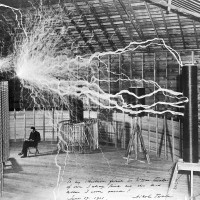 Nikola Tesla med poskusom