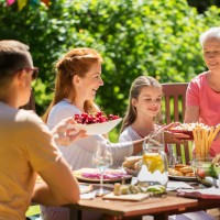 Družina, družinsko kosilo, piknik na prostem
