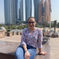 Pred nebotičniki v Abu Dhabiju