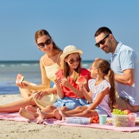 DRUŽINA NA PLAŽI, PIKNIK, POLETJE