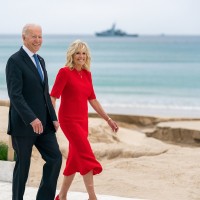 Joe in Jill Biden - se bosta v maju za nekaj dni morala ločiti, saj se bo ona udeležila kronanja ..
