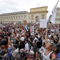 protesti-proti-covidnemu-potrdilu-v-franciji