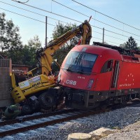 železniška-nesreča, podnart, potniški-vlak, delovni-stroj