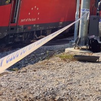 železniška-nesreča, podnart, potniški-vlak, delovni-stroj