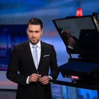Pogovori o njegovem vodenju jutranjih poročil in oddaje Politično na RTV Slovenija že potekajo, kar