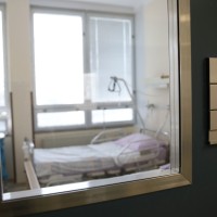 petra držaja, bolnišnična postelja, hospitalizacija