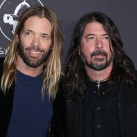 Taylor Hawkins (prvi na levi) je umrl marca ... Dave se je odločil, da bo pot skupine nadaljeval