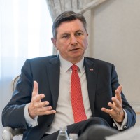 Borut Pahor - ležeča